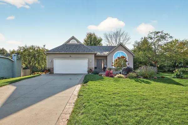 2084 Parkview LN, Woodbury, MN 55125