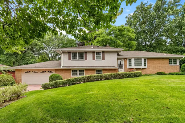 3081 Chatsworth ST N, Roseville, MN 55113