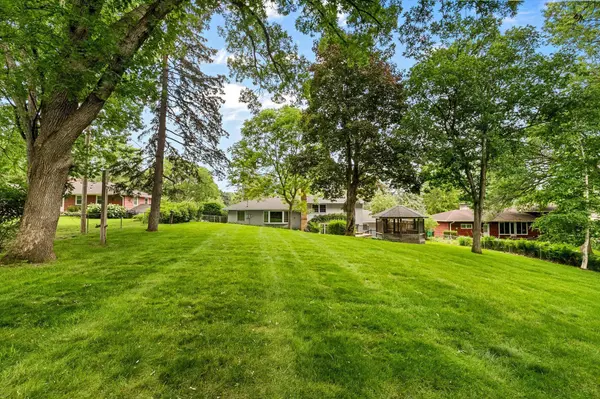 3081 Chatsworth ST N, Roseville, MN 55113
