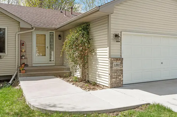 1201 Juniper LN, Buffalo, MN 55313