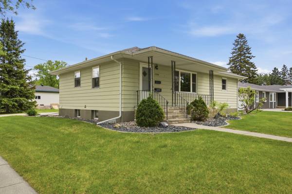 2204 7th ST S, Moorhead, MN 56560