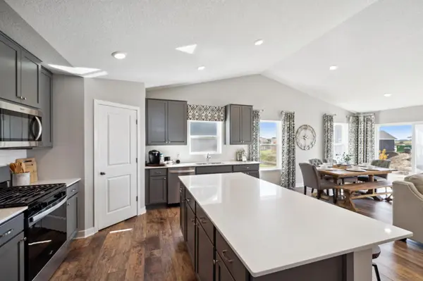 1657 Shasta DR, Shakopee, MN 55379