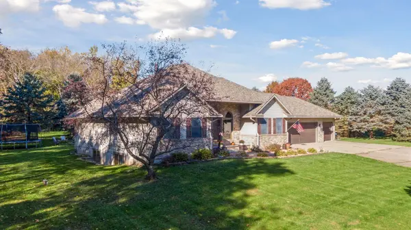 582 Country Oaks LN, River Falls, WI 54022