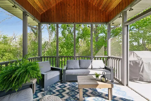 4153 Hallgren LN, Chanhassen, MN 55331