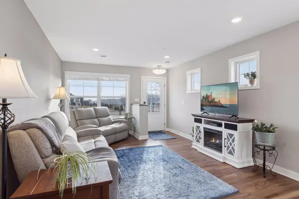 8067 Abercrombie LN, Woodbury, MN 55129