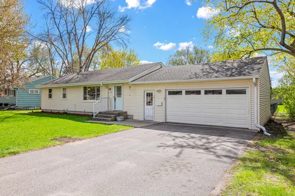 1324 Valley ST, Chaska, MN 55318