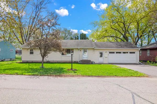 1324 Valley ST, Chaska, MN 55318