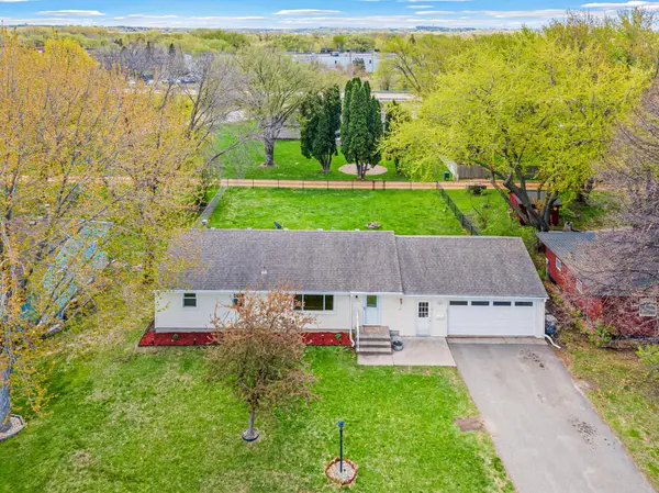 1324 Valley ST, Chaska, MN 55318