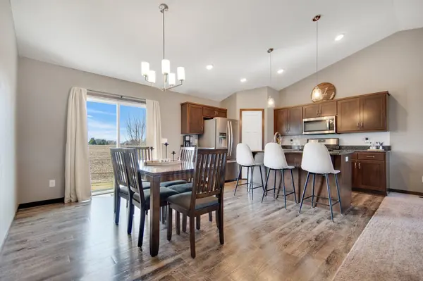 904 Palm CIR, Annandale, MN 55302
