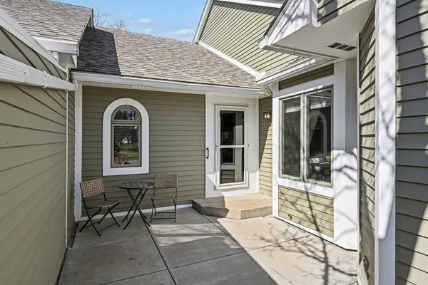 938 Winterberry DR, Woodbury, MN 55125
