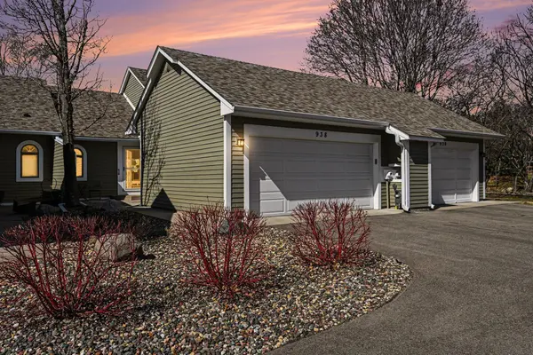 938 Winterberry DR, Woodbury, MN 55125