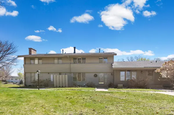 25 Walden ST, Burnsville, MN 55337