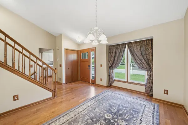 93 Castle Ridge CT, Chanhassen, MN 55317