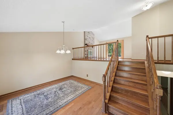 93 Castle Ridge CT, Chanhassen, MN 55317