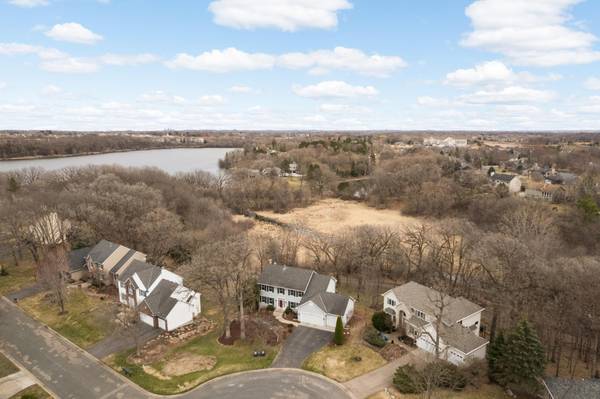 8595 Drake CT, Chanhassen, MN 55317