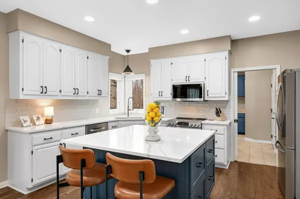 8595 Drake CT, Chanhassen, MN 55317