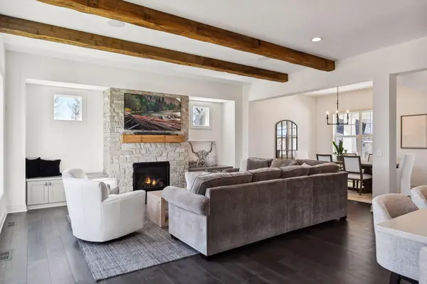 1886 Della DR, Chanhassen, MN 55317