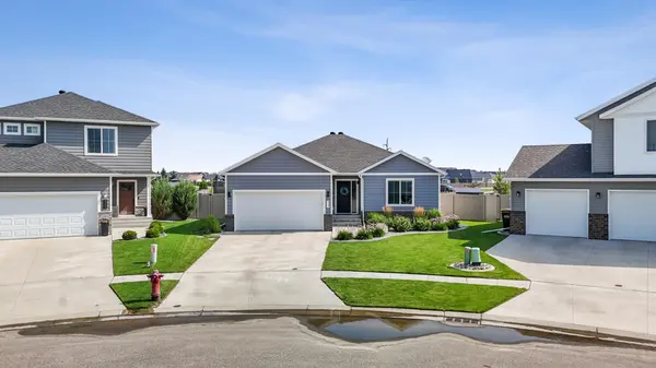 909 Ashley DR W, West Fargo, ND 58078