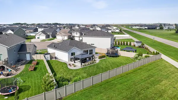 909 Ashley DR W, West Fargo, ND 58078