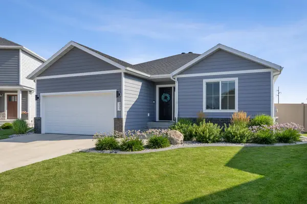 909 Ashley DR W, West Fargo, ND 58078