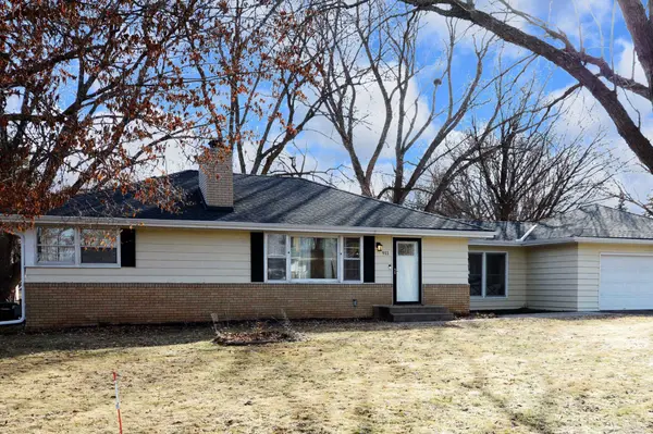 911 Sunnyview LN, Minnetonka, MN 55305