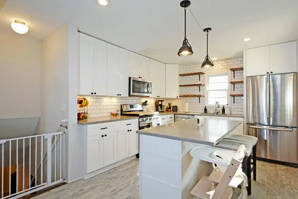 911 Sunnyview LN, Minnetonka, MN 55305