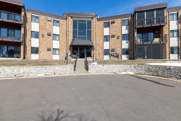2700 Oxford ST N #102, Roseville, MN 55113