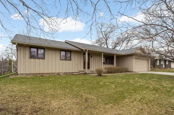 946 Redwood DR, Apple Valley, MN 55124