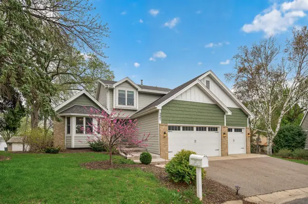 321 Deerfoot TRL, Chanhassen, MN 55317