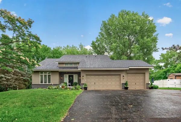 10261 Phaeton DR,  Eden Prairie,  MN 55347