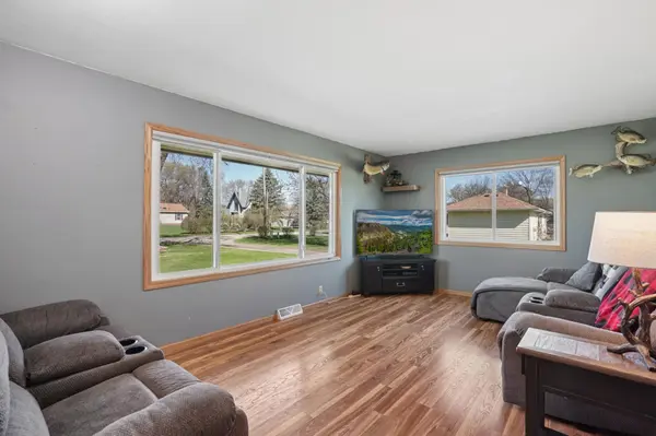 921 S Meadow RD, Litchfield, MN 55355