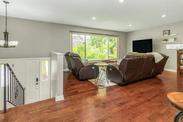2220 Bossard DR, Roseville, MN 55113