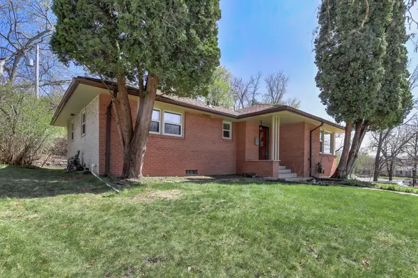 1082 Prior AVE S, Saint Paul, MN 55116