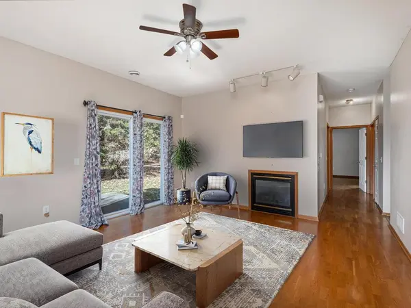 8010 Stratford CIR S, Shakopee, MN 55379