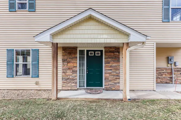 2068 Shryer CT E, North Saint Paul, MN 55109