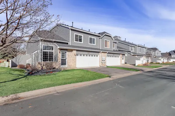 8813 Hastings CIR NE, Blaine, MN 55449