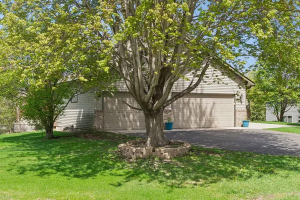 10916 Timberline DR N, Champlin, MN 55316