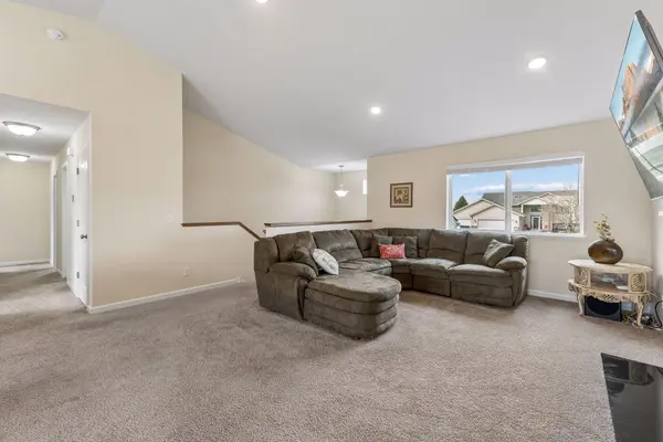 1192 Farmers LN, Belle Plaine, MN 56011