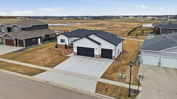 4810 Lilac DR, West Fargo, ND 58078