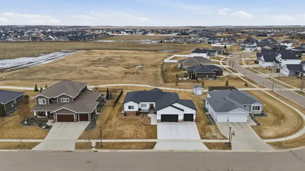 4810 Lilac DR, West Fargo, ND 58078