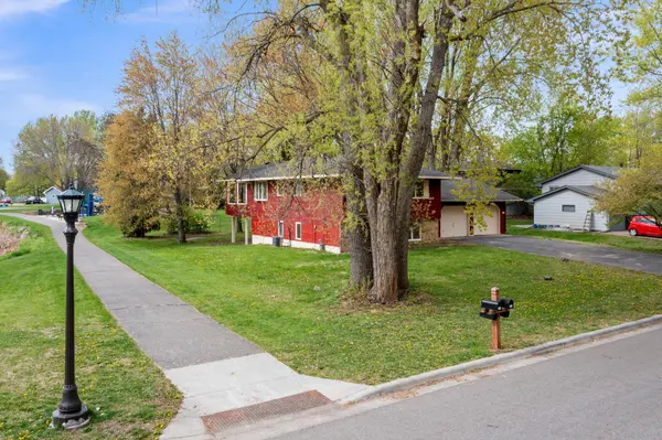 722 Parkview LN N, Champlin, MN 55316