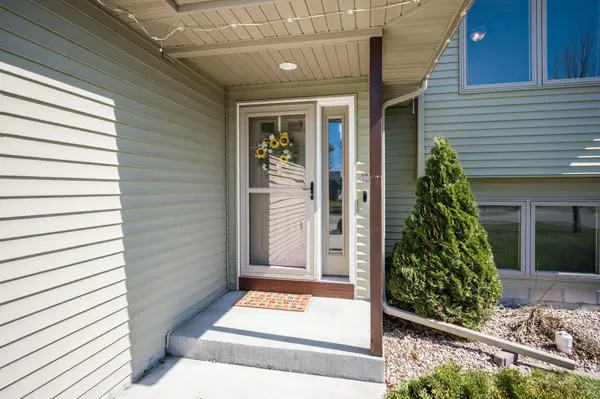 403 Perry ST, Eagle Lake, MN 56024