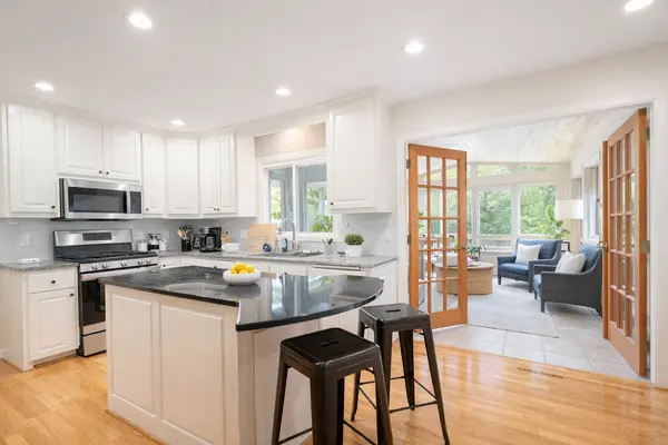 9130 Flyway CIR, Eden Prairie, MN 55347