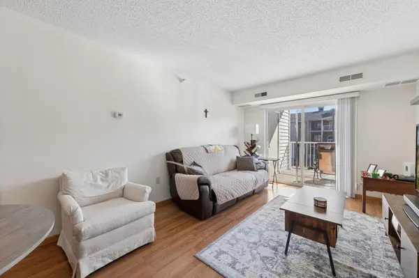 1590 Parkwood DR #207, Woodbury, MN 55125