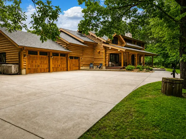 2050 Oakwood RDG, Chanhassen, MN 55317