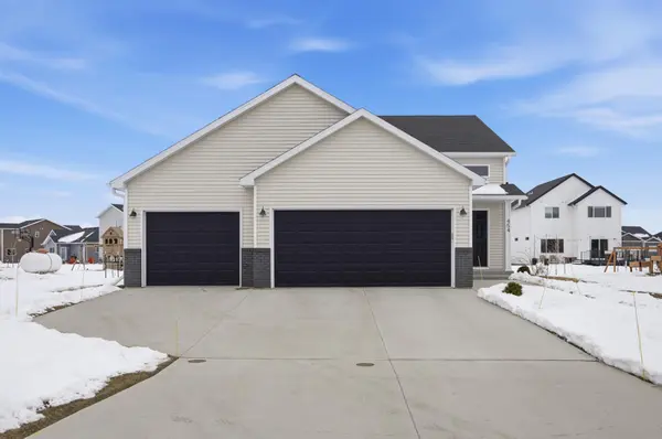 454 Skylane ST, Kindred, ND 58051