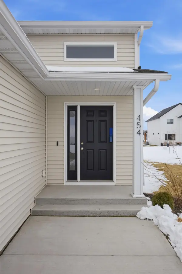 454 Skylane ST, Kindred, ND 58051