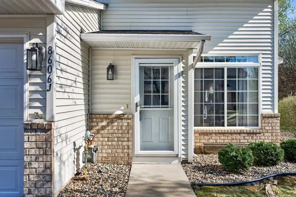 8606 Quarry Ridge LN #J, Woodbury, MN 55125
