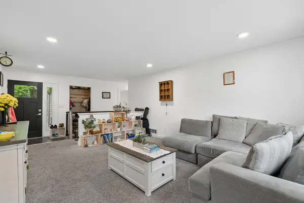 8893 Autumn Oaks DR, Rockford, MN 55373
