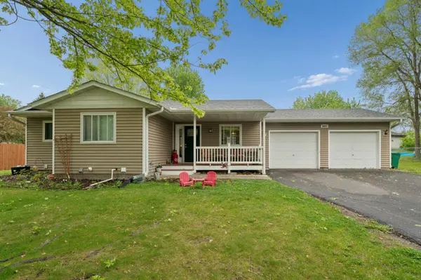 8893 Autumn Oaks DR, Rockford, MN 55373